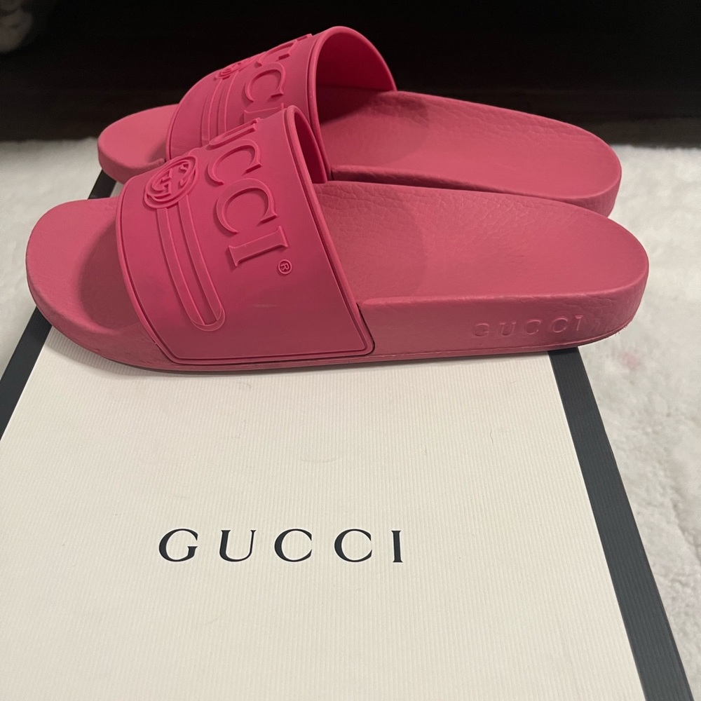 Gucci Pursuit Logo Embossed Slide Gem